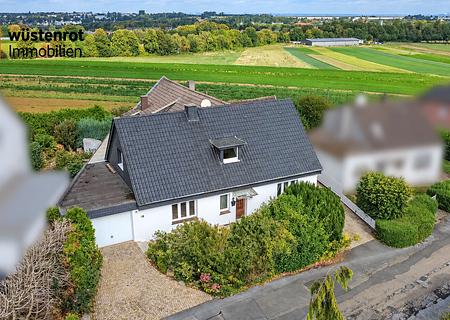 Geschichte und Zukunft – Historisches Zweifamilienhaus mit großem Areal zur eigenen Gestaltung