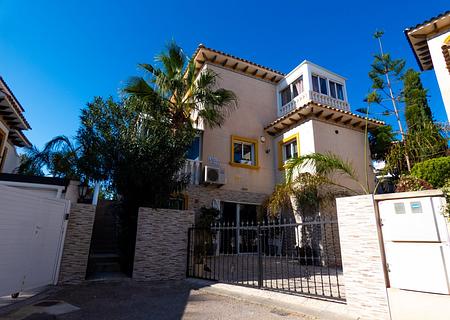 Villa mit 4 Schlafzimmern, 3 Bädern, Dachterrasse, Privatpool und schönem Ausblick