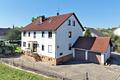 Investoren und große Familien aufgepasst: 2 Wohnungen in 3-Familien-Haus mit herrlich großem Garten - Haus Straßenseite