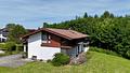 Familienfreundliches Einfamilienhaus mit weitläufigem Garten zur Vermietung in Happing - Blick zum Haus