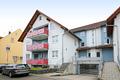 Tolle 4-Zimmer-Dachgeschoss-Wohnung mit Balkon und PKW-Plätzen - Frontansicht mit TG-Einfahrt