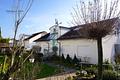 Attraktive, kleine Wohnung 
2 Terrassen - Gartenanteil
 - sofort frei - - Hausansicht