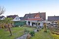Familientraum in ruhiger Lage: Doppelhaushälfte mit Sonnengarten & Garage - renovierungsbedürftig - Garten