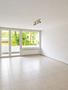 Gepflegte 2-Zimmer-Wohnung mit zwei Balkonen, Einbauküche und Duplexgaragenstellplatz – in Isarnähe -  Visualisierung Wohnzimmer 