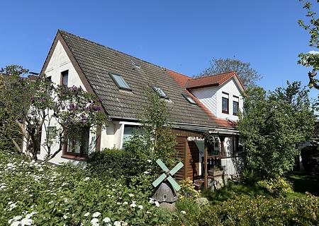 Zweifamilienhaus (vermietet - ca. 6,4 % Rendite) in ruhiger und dennoch zentraler Lage von Langen - Seitenansicht