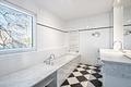 Freistehendes Einfamilienhaus mit Pool, Kamin und Photovoltaik - Elegantes Masterbad mit Fenster, Wanne und Dusche