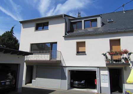 Helle 2,5-Zimmer-Dachgeschosswohnung mit Garage – modernisiert & sofort bezugsfrei - Aussenansicht Haus