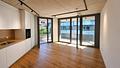 Designstarke Wohnung mit großem Balkon und maßgefertigter Einbauküche - Große Fensterfronten